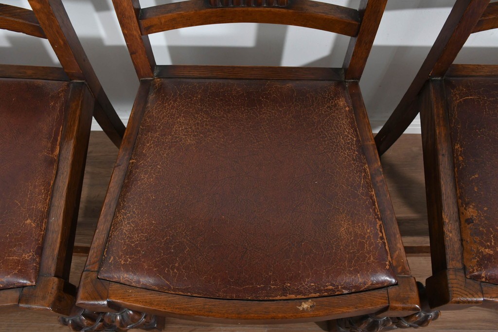 イギリスアンティーク　オーク材　存在感のある彫刻装飾とバルボスレッグが素敵なダイニングチェア4脚セット　(R-085866)