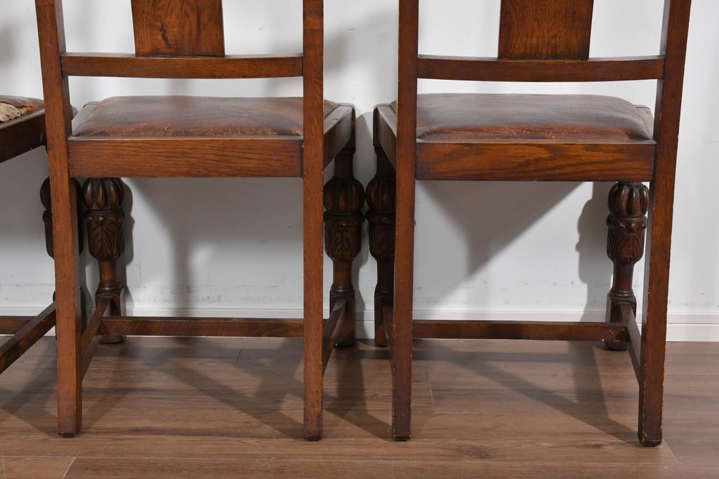 イギリスアンティーク　オーク材　存在感のある彫刻装飾とバルボスレッグが素敵なダイニングチェア4脚セット　(R-085866)