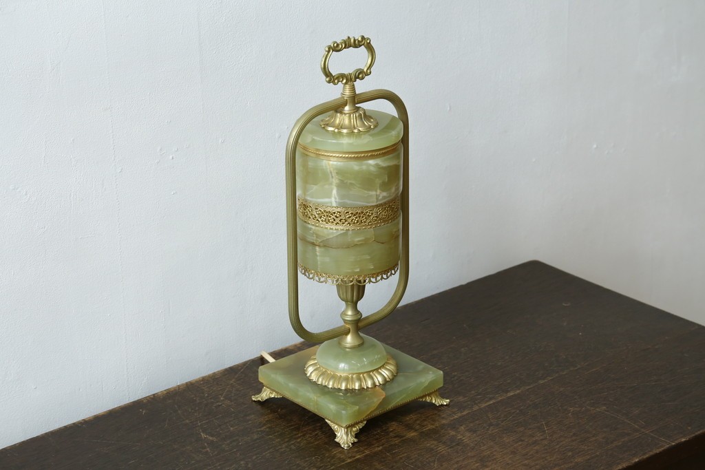 中古　イタリア製　ゴールド色の装飾が優美なオニキス製テーブルスタンド　(R-085867)