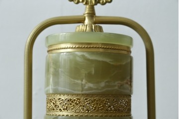 中古　イタリア製　ゴールド色の装飾が優美なオニキス製テーブルスタンド　(R-085867)