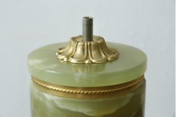 中古　イタリア製　ゴールド色の装飾が優美なオニキス製テーブルスタンド　(R-085867)