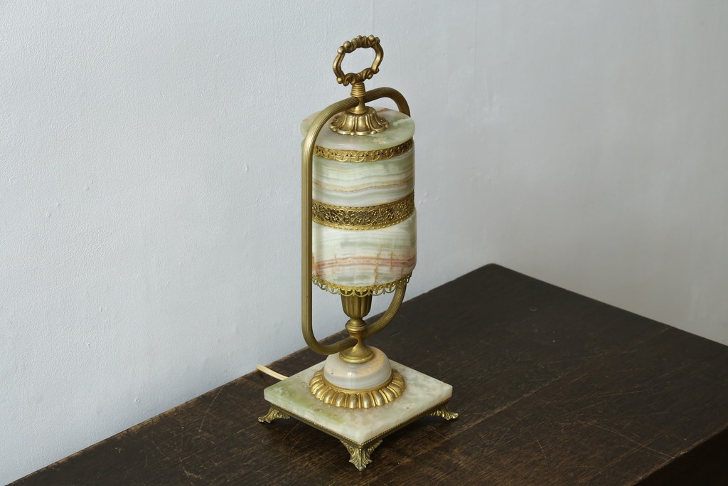 中古　イタリア製　ゴールド色の装飾が優美なオニキス製テーブルスタンド　(R-085868)