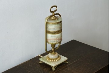 中古　イタリア製　ゴールド色の装飾が優美なオニキス製テーブルスタンド　(R-085868)
