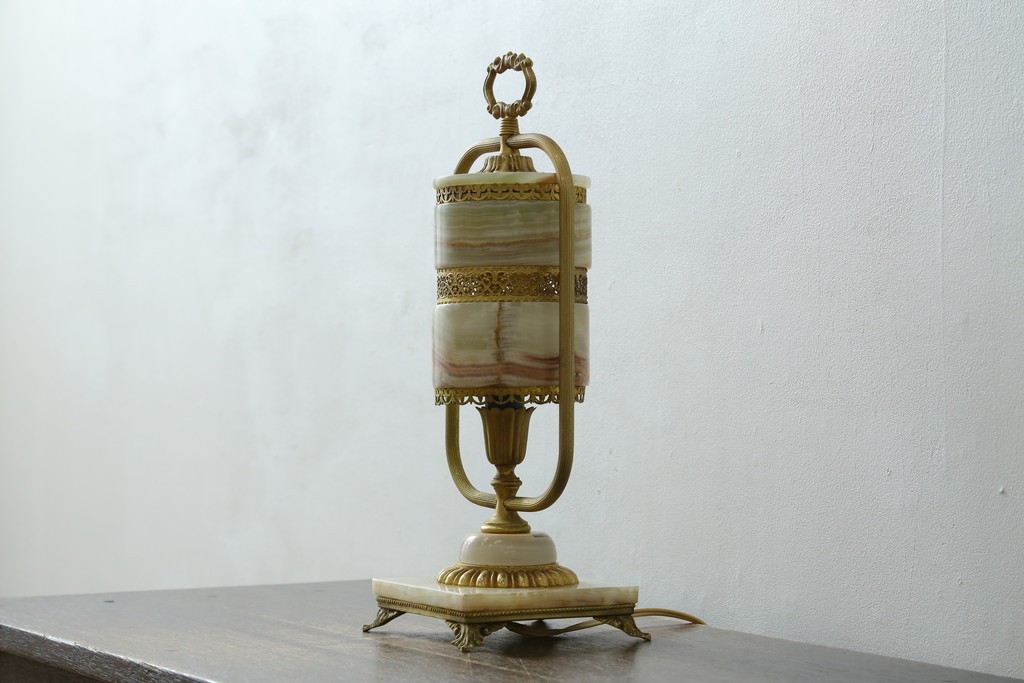 中古　イタリア製　ゴールド色の装飾が優美なオニキス製テーブルスタンド　(R-085868)