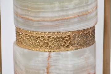 中古　イタリア製　ゴールド色の装飾が優美なオニキス製テーブルスタンド　(R-085868)