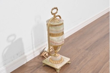 中古　イタリア製　ゴールド色の装飾が優美なオニキス製テーブルスタンド　(R-085868)