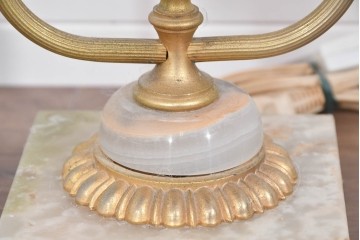 中古　イタリア製　ゴールド色の装飾が優美なオニキス製テーブルスタンド　(R-085868)