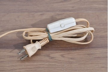 中古　イタリア製　ゴールド色の装飾が優美なオニキス製テーブルスタンド　(R-085868)