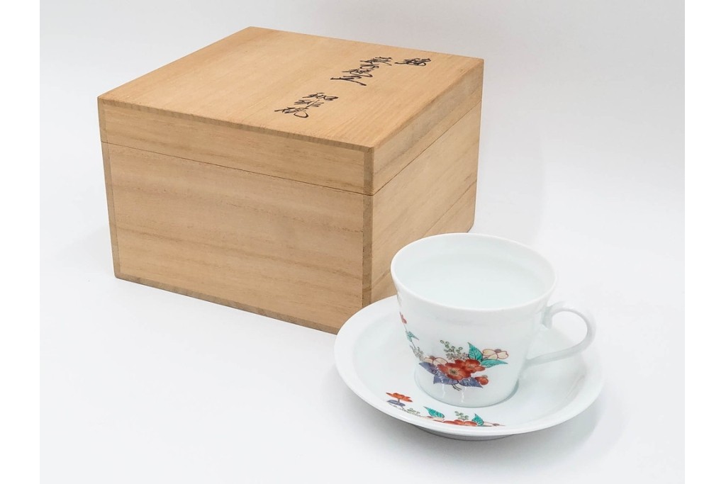 十四代 酒井田柿右衛門　錦　藪手毬文様の華やかな珈琲碗　共箱付き　(R-085870)