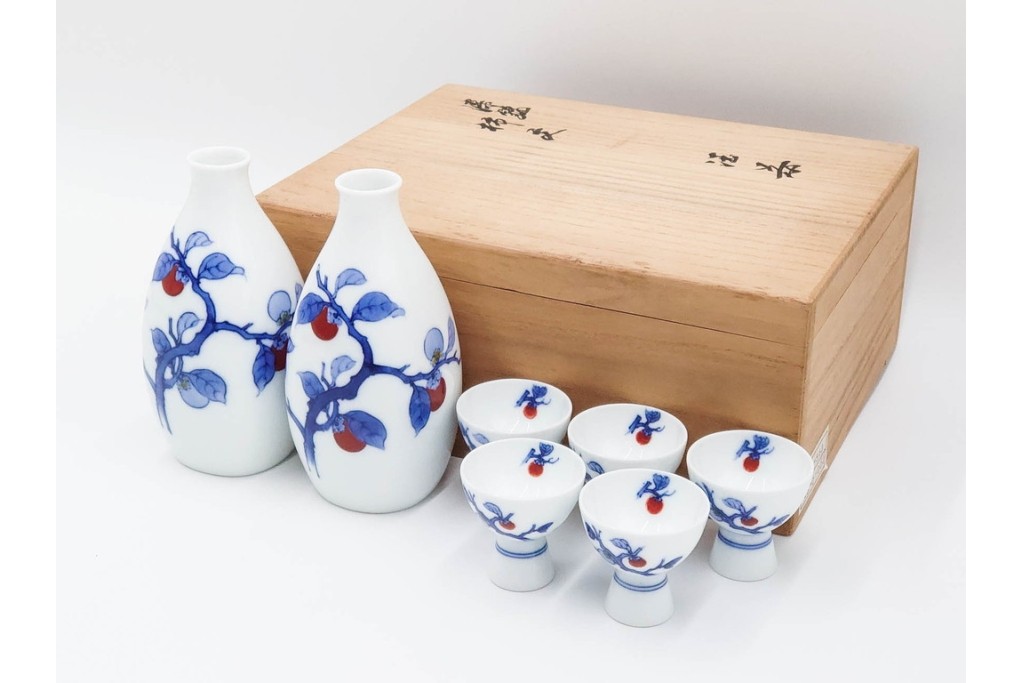 十四代 酒井田柿右衛門　染錦　柿文の入った徳利・盃の酒器セット　共箱付き　(R-085872)