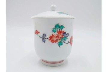 十四代 酒井田柿右衛門　錦　牡丹文が華やかな湯呑2点・竹文の入った盃1点のセット　共箱付き　(R-085873)