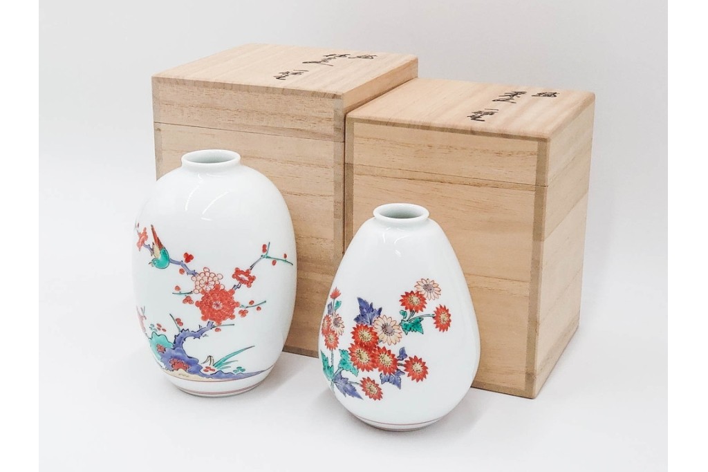 十四代 酒井田柿右衛門　錦・梅鳥文・菊文　優美な一輪生2点セット　共箱付き　(R-085874)