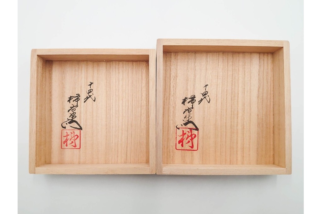 十四代 酒井田柿右衛門　錦・梅鳥文・菊文　優美な一輪生2点セット　共箱付き　(R-085874)