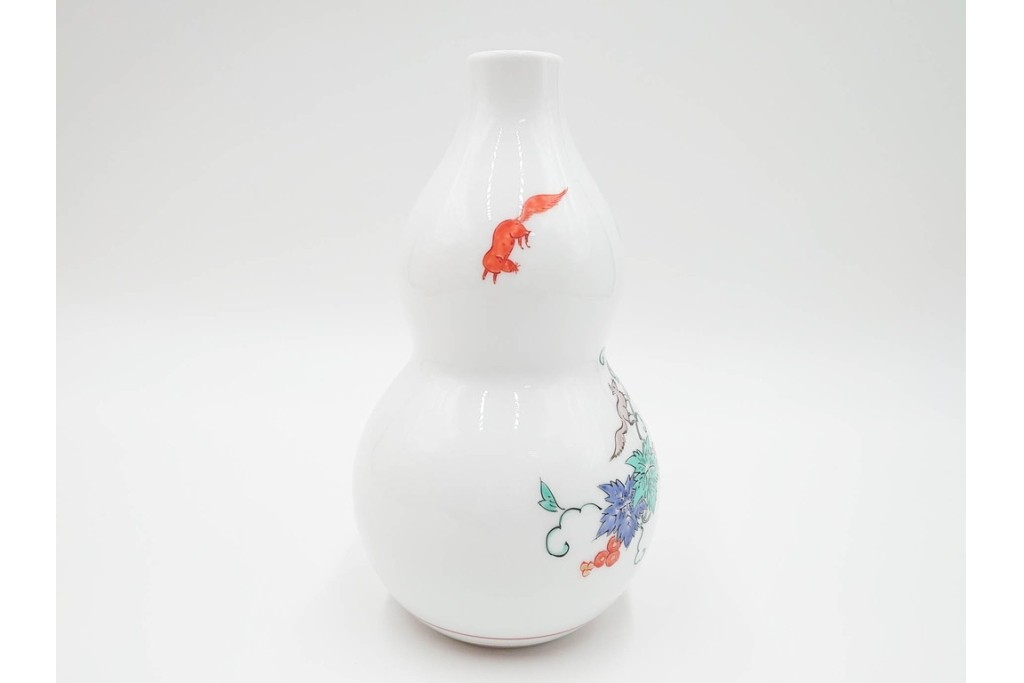 十四代 酒井田柿右衛門　錦　葡萄リス文の花瓶・撫子文の一輪生のセット　共箱付き　(R-085875)