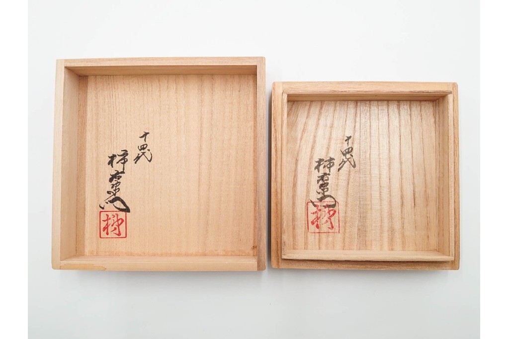 十四代 酒井田柿右衛門　錦　葡萄リス文の花瓶・撫子文の一輪生のセット　共箱付き　(R-085875)