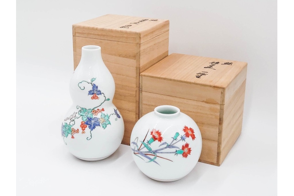 十四代 酒井田柿右衛門　錦　葡萄リス文の花瓶・撫子文の一輪生のセット　共箱付き　(R-085875)