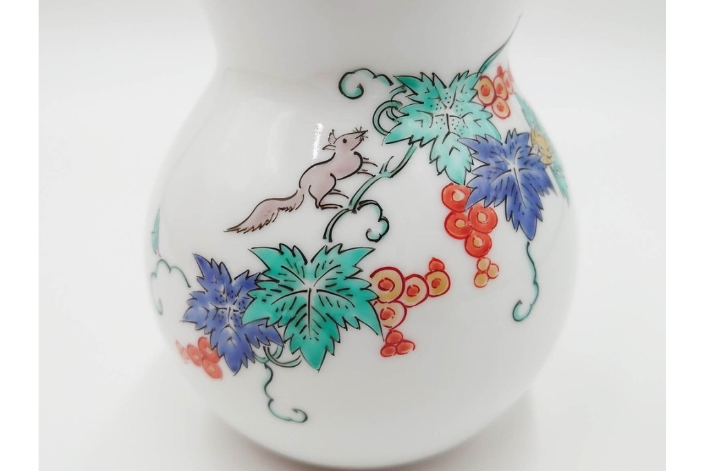 十四代 酒井田柿右衛門　錦　葡萄リス文の花瓶・撫子文の一輪生のセット　共箱付き　(R-085875)