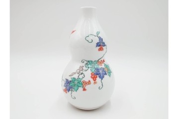 十四代 酒井田柿右衛門　錦　葡萄リス文の花瓶・撫子文の一輪生のセット　共箱付き　(R-085875)