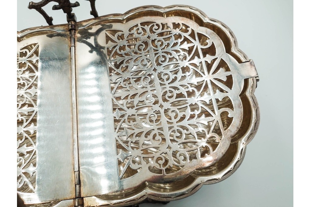 英国アンティーク　Fenton Brothers製　シルバープレート　枝木装飾フレームとシェル型ボディが魅力のビスケットウォーマー　(R-085881)