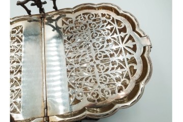 英国アンティーク　Fenton Brothers製　シルバープレート　枝木装飾フレームとシェル型ボディが魅力のビスケットウォーマー　(R-085881)