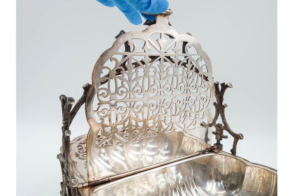 英国アンティーク　Fenton Brothers製　シルバープレート　枝木装飾フレームとシェル型ボディが魅力のビスケットウォーマー　(R-085881)