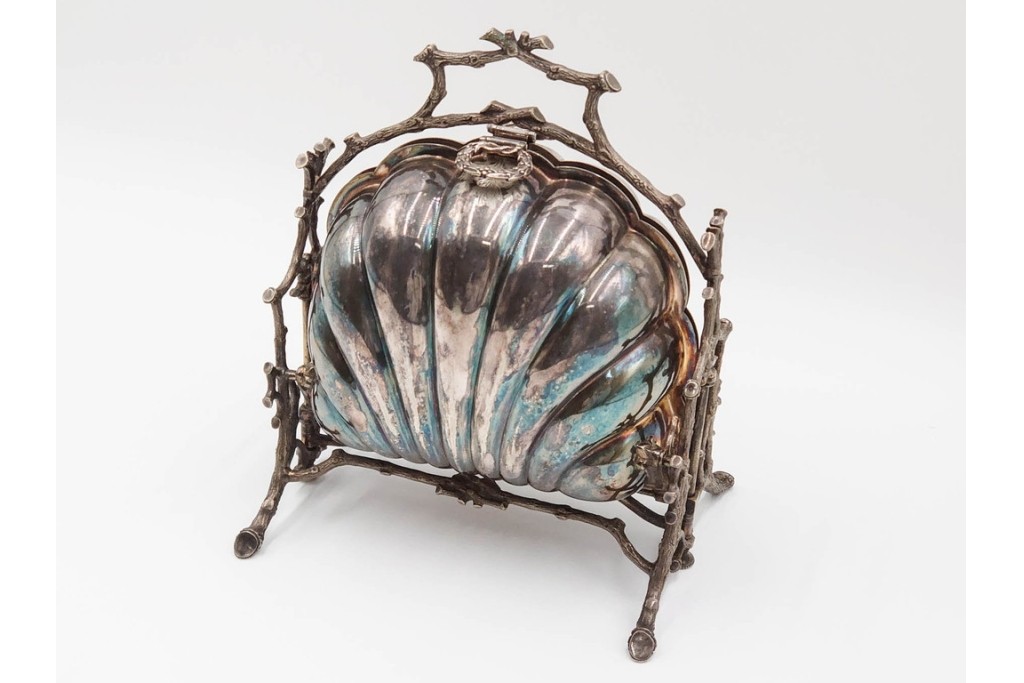 英国アンティーク　Fenton Brothers製　シルバープレート　枝木装飾フレームとシェル型ボディが魅力のビスケットウォーマー　(R-085881)