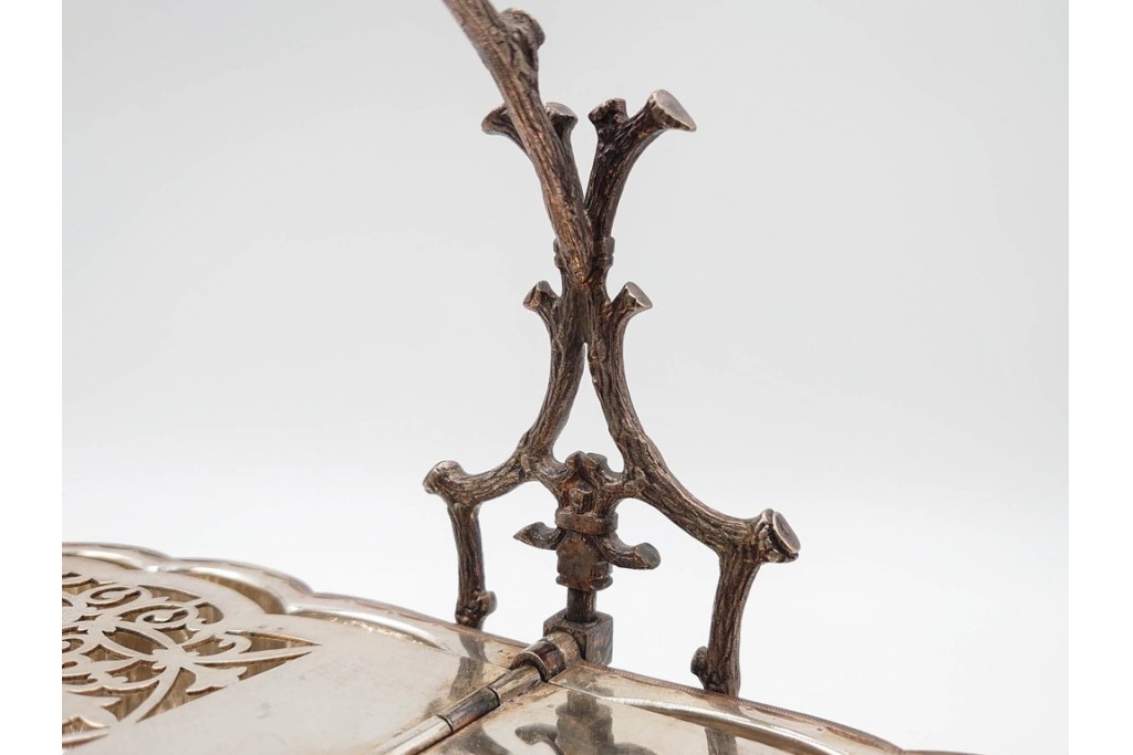 英国アンティーク　Fenton Brothers製　シルバープレート　枝木装飾フレームとシェル型ボディが魅力のビスケットウォーマー　(R-085881)