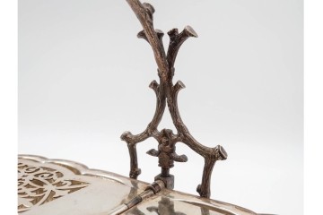 英国アンティーク　Fenton Brothers製　シルバープレート　枝木装飾フレームとシェル型ボディが魅力のビスケットウォーマー　(R-085881)