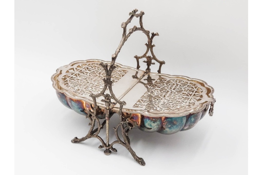 英国アンティーク　Fenton Brothers製　シルバープレート　枝木装飾フレームとシェル型ボディが魅力のビスケットウォーマー　(R-085881)