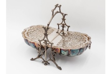 英国アンティーク　Fenton Brothers製　シルバープレート　枝木装飾フレームとシェル型ボディが魅力のビスケットウォーマー　(R-085881)