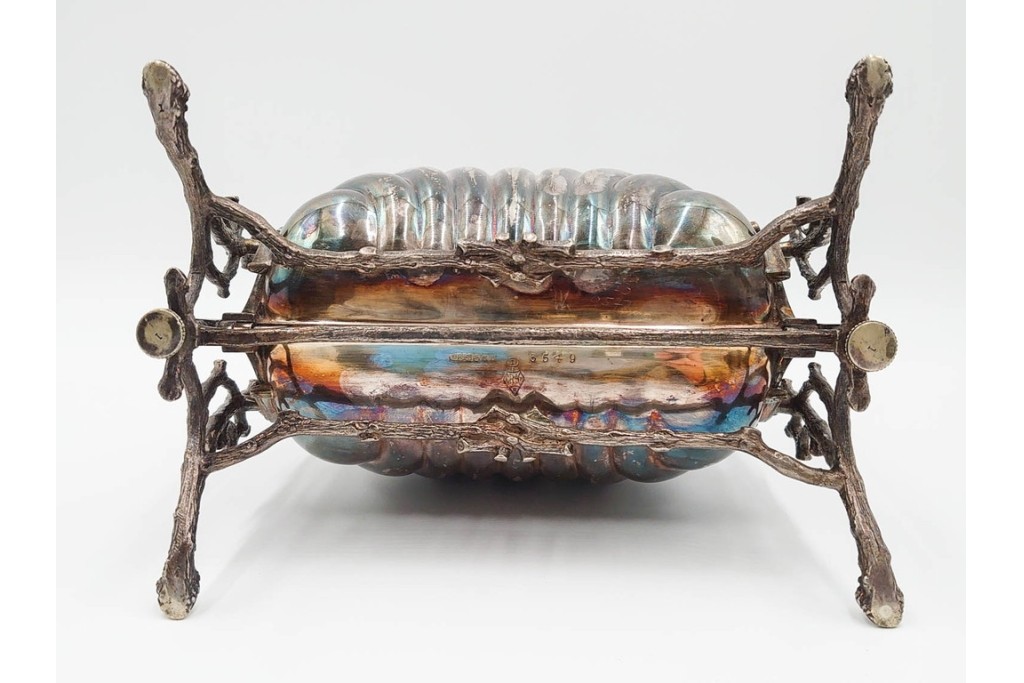 英国アンティーク　Fenton Brothers製　シルバープレート　枝木装飾フレームとシェル型ボディが魅力のビスケットウォーマー　(R-085881)