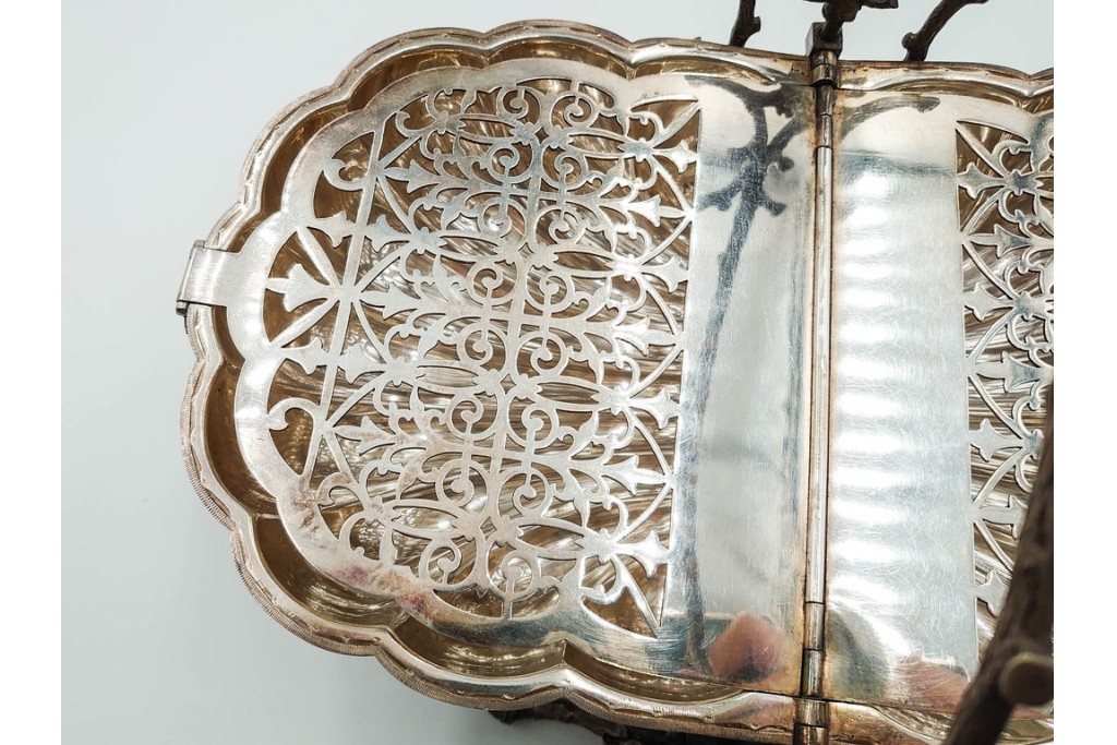 英国アンティーク　Fenton Brothers製　シルバープレート　枝木装飾フレームとシェル型ボディが魅力のビスケットウォーマー　(R-085881)