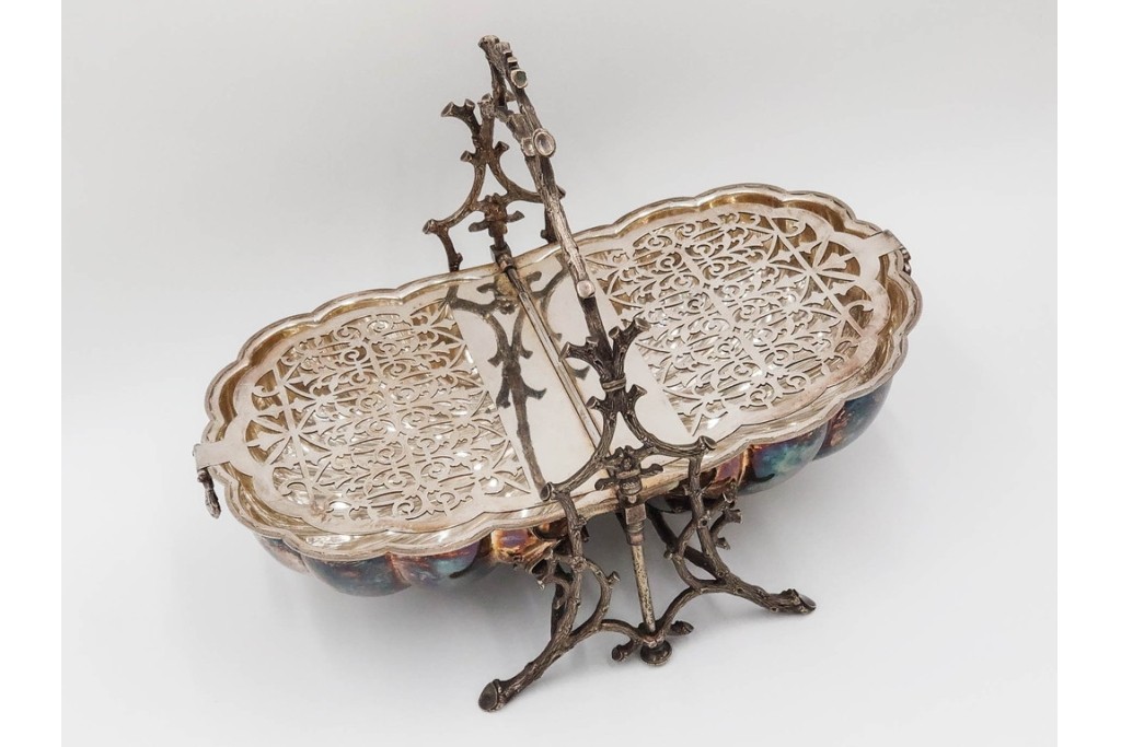 英国アンティーク　Fenton Brothers製　シルバープレート　枝木装飾フレームとシェル型ボディが魅力のビスケットウォーマー　(R-085881)