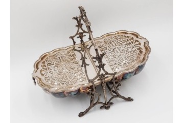 英国アンティーク　Fenton Brothers製　シルバープレート　枝木装飾フレームとシェル型ボディが魅力のビスケットウォーマー　(R-085881)