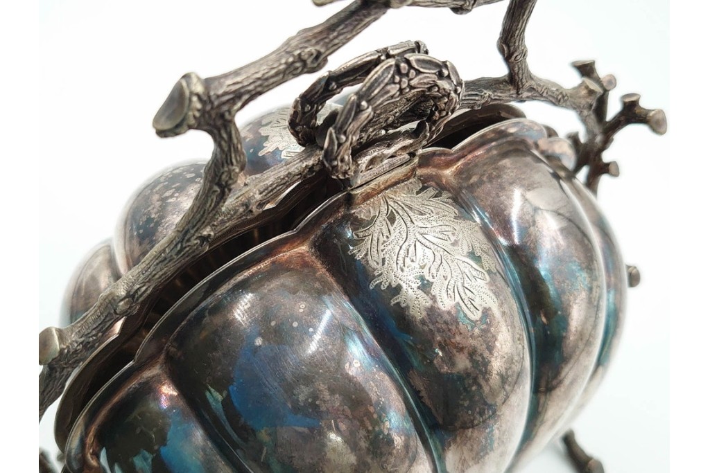 英国アンティーク　Fenton Brothers製　シルバープレート　枝木装飾フレームとシェル型ボディが魅力のビスケットウォーマー　(R-085881)