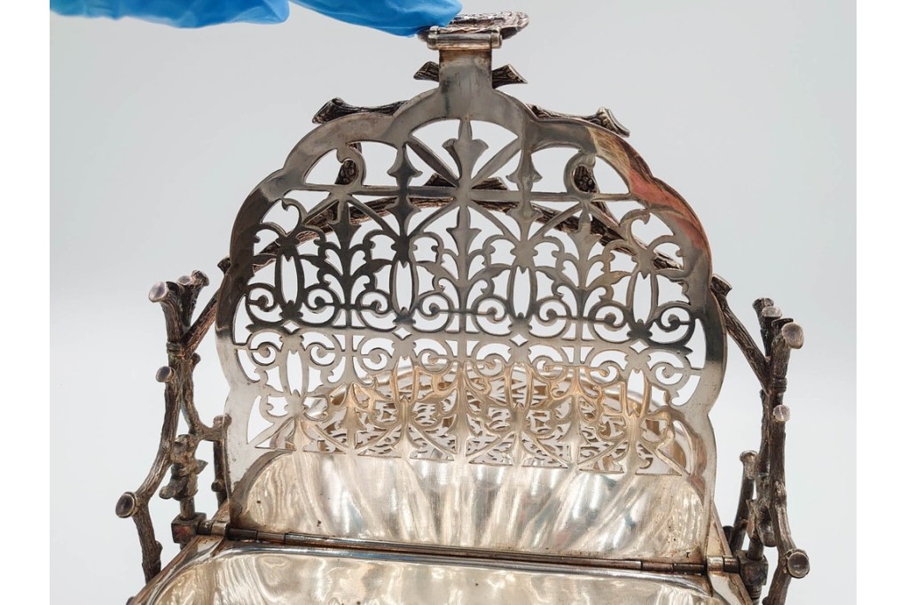 英国アンティーク　Fenton Brothers製　シルバープレート　枝木装飾フレームとシェル型ボディが魅力のビスケットウォーマー　(R-085881)