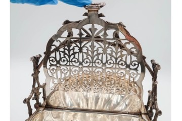 英国アンティーク　Fenton Brothers製　シルバープレート　枝木装飾フレームとシェル型ボディが魅力のビスケットウォーマー　(R-085881)