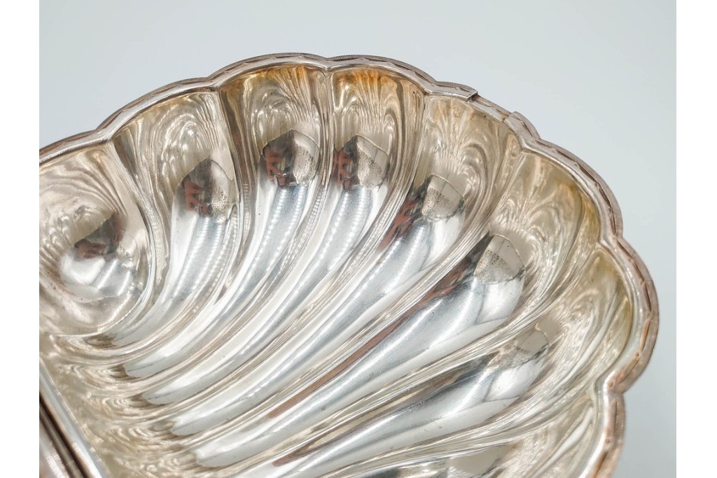 英国アンティーク　Fenton Brothers製　シルバープレート　枝木装飾フレームとシェル型ボディが魅力のビスケットウォーマー　(R-085881)