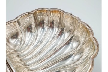 英国アンティーク　Fenton Brothers製　シルバープレート　枝木装飾フレームとシェル型ボディが魅力のビスケットウォーマー　(R-085881)