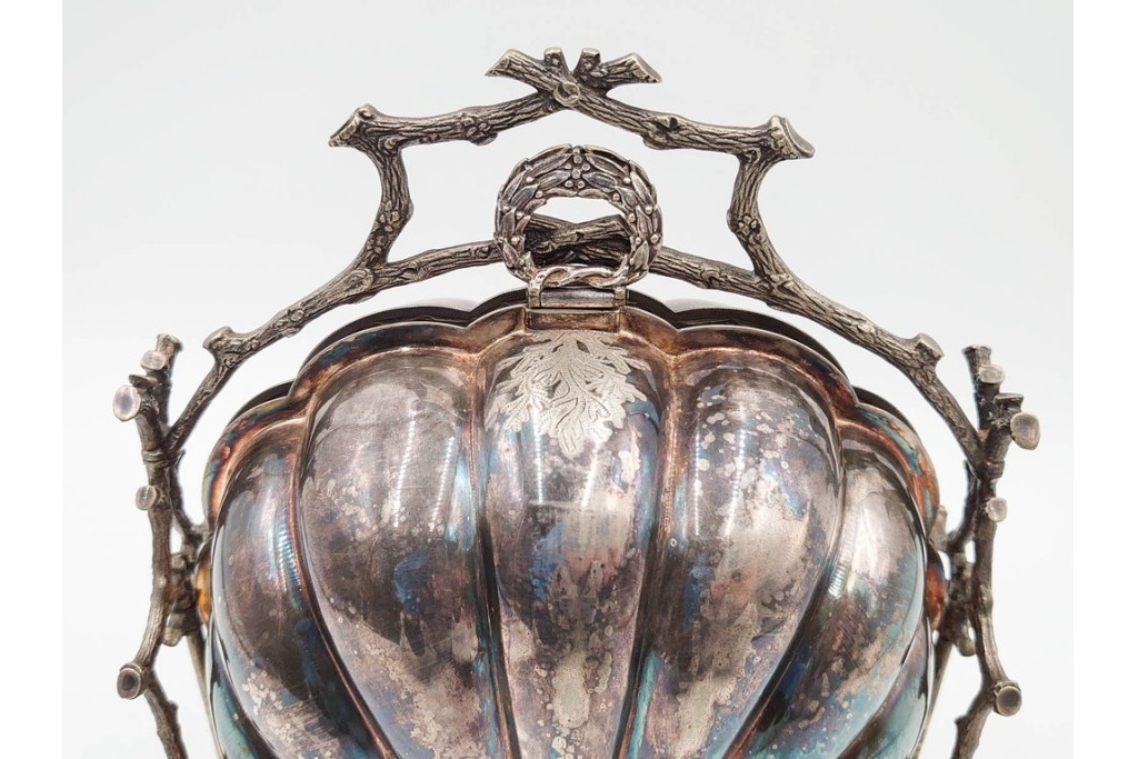 英国アンティーク　Fenton Brothers製　シルバープレート　枝木装飾フレームとシェル型ボディが魅力のビスケットウォーマー　(R-085881)