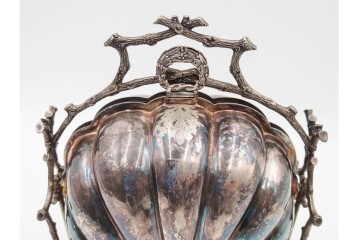 英国アンティーク　Fenton Brothers製　シルバープレート　枝木装飾フレームとシェル型ボディが魅力のビスケットウォーマー　(R-085881)