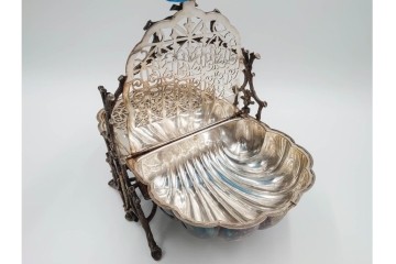 英国アンティーク　Fenton Brothers製　シルバープレート　枝木装飾フレームとシェル型ボディが魅力のビスケットウォーマー　(R-085881)