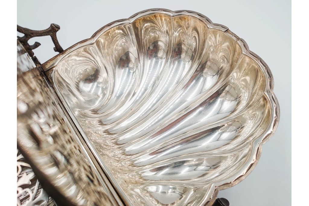 英国アンティーク　Fenton Brothers製　シルバープレート　枝木装飾フレームとシェル型ボディが魅力のビスケットウォーマー　(R-085881)