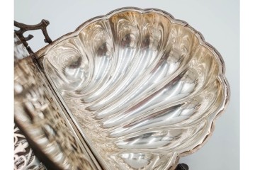 英国アンティーク　Fenton Brothers製　シルバープレート　枝木装飾フレームとシェル型ボディが魅力のビスケットウォーマー　(R-085881)