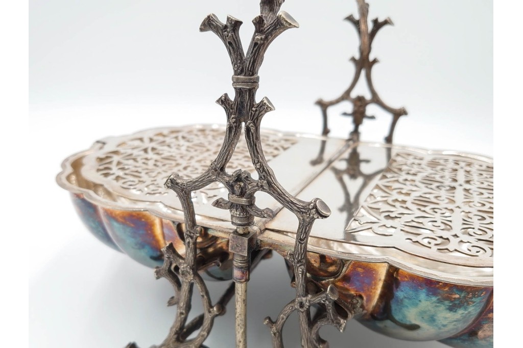 英国アンティーク　Fenton Brothers製　シルバープレート　枝木装飾フレームとシェル型ボディが魅力のビスケットウォーマー　(R-085881)