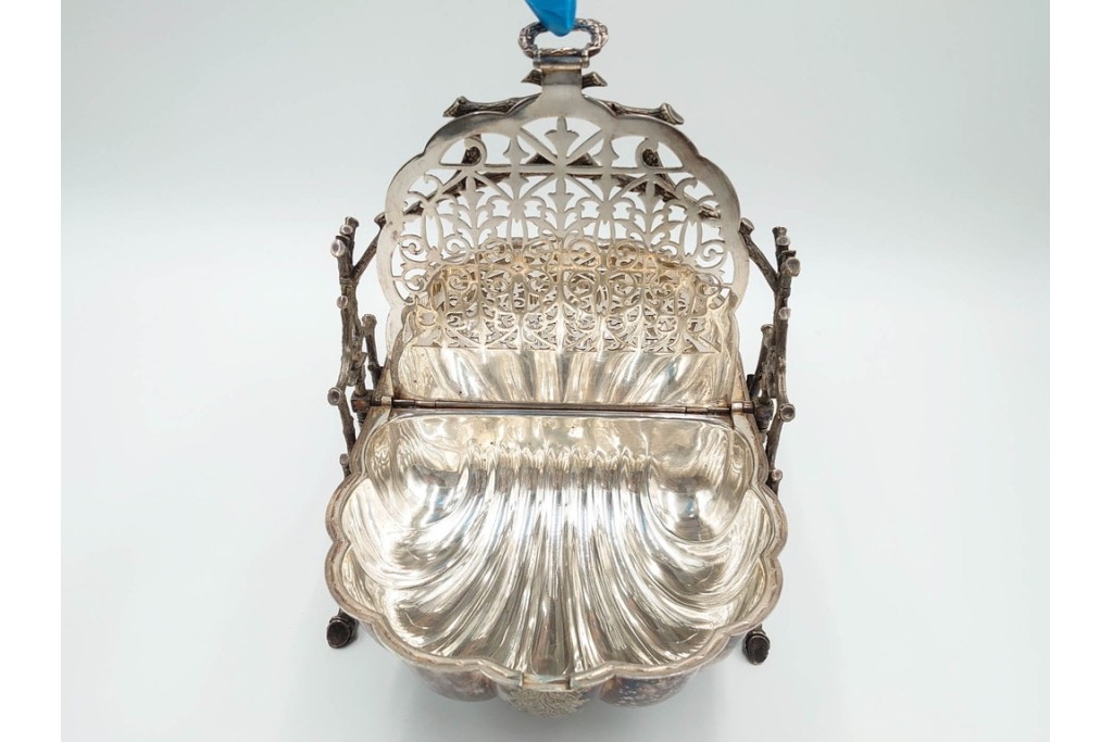 英国アンティーク　Fenton Brothers製　シルバープレート　枝木装飾フレームとシェル型ボディが魅力のビスケットウォーマー　(R-085881)