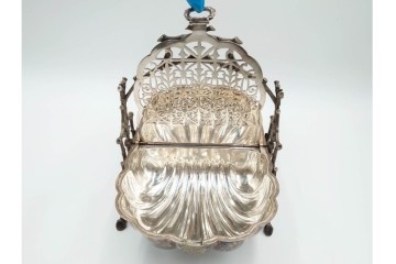 英国アンティーク　Fenton Brothers製　シルバープレート　枝木装飾フレームとシェル型ボディが魅力のビスケットウォーマー　(R-085881)