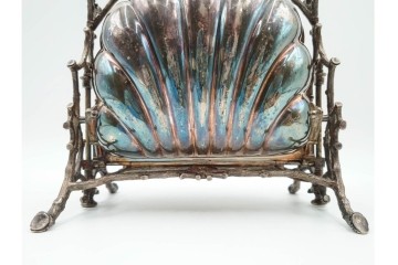 英国アンティーク　Fenton Brothers製　シルバープレート　枝木装飾フレームとシェル型ボディが魅力のビスケットウォーマー　(R-085881)