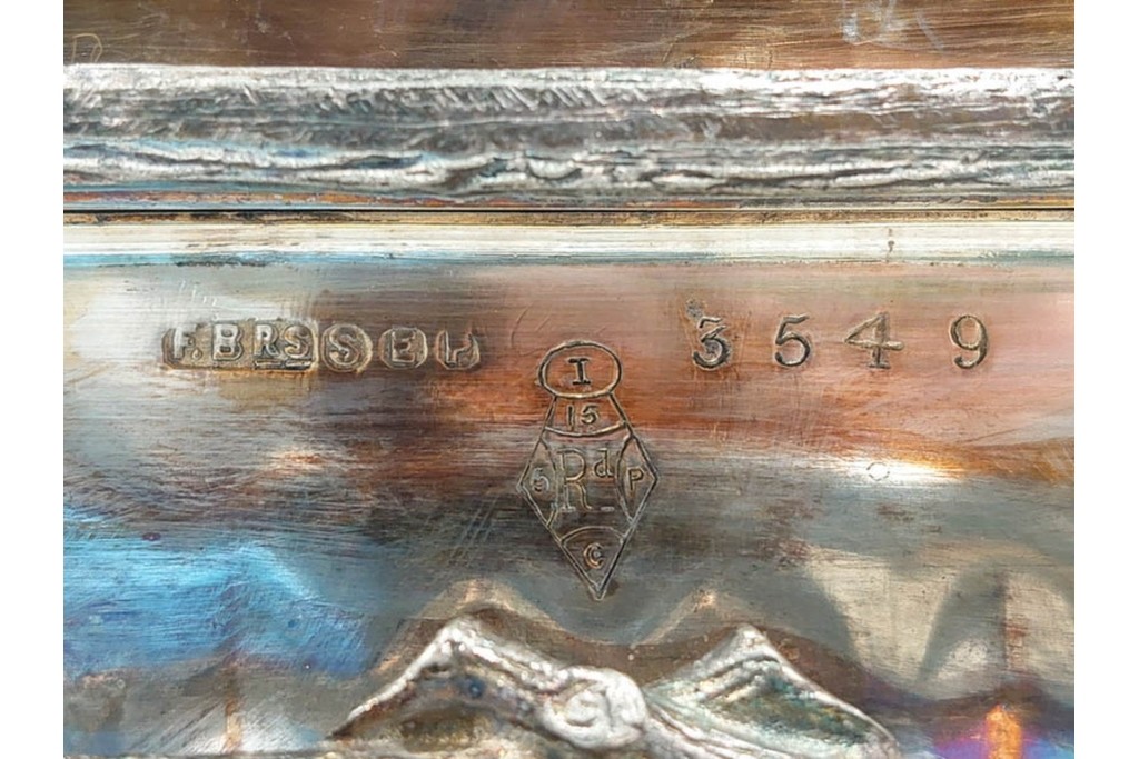 英国アンティーク　Fenton Brothers製　シルバープレート　枝木装飾フレームとシェル型ボディが魅力のビスケットウォーマー　(R-085881)