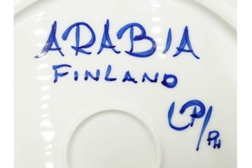フィンランド　ARABIA(アラビア)　Valencia(バレンシア)　Ulla Procope(ウラ・プロコッペ)　約33cm　一つ一つ丁寧に絵付けされた意匠が美しいプレート　外箱付き　(R-085882)